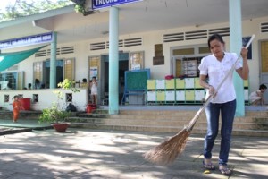 Cô vừa làm bảo vệ vừa kiêm luôn tạp vụ, quét dọn,...